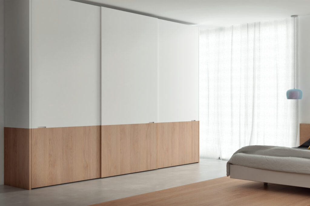 Armario puerta corredera tres cuerpos blanco madera clara