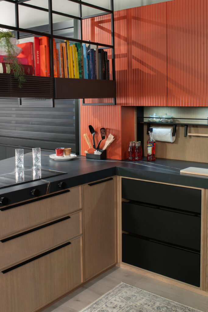 cocina-diseno-rojo-teja-negro-mate-madera-industrial-libros