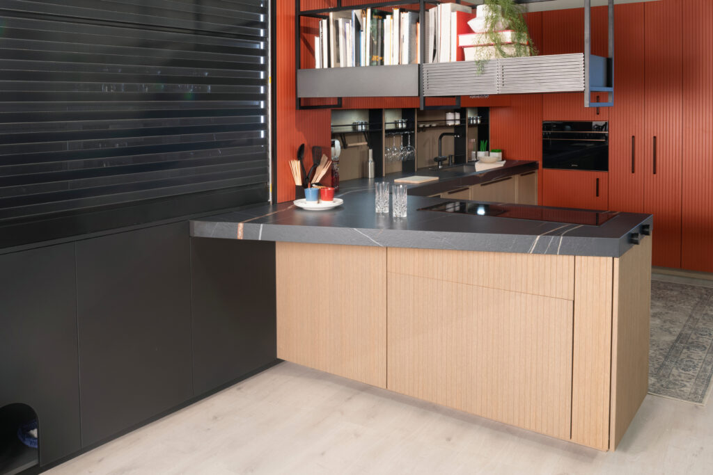 cuisine-design-tuile-rouge-noir-mat-bois-industriel-store