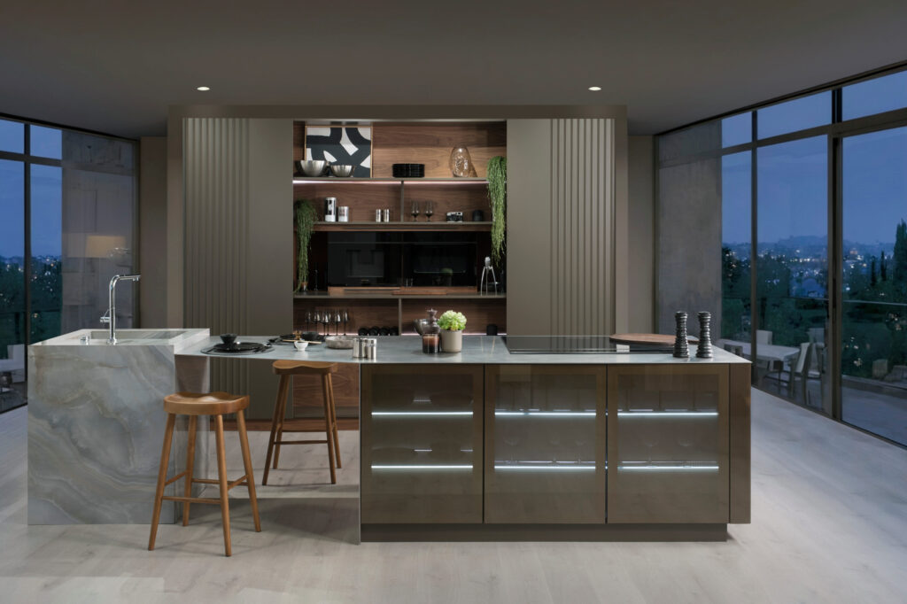 cocina-lujo-isla-central-madera-natural-nogal-puerta-ondulada-vitrina-iluminada