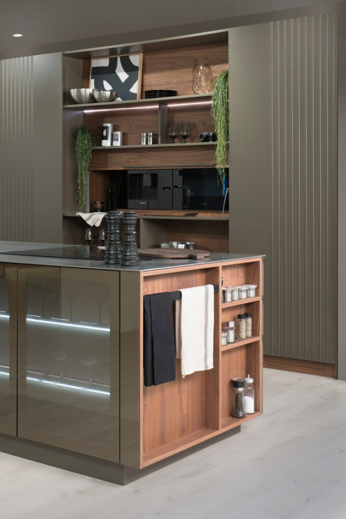 cocina-lujo-nogal-puerta-ondulada-vitrina-iluminada-portapanos