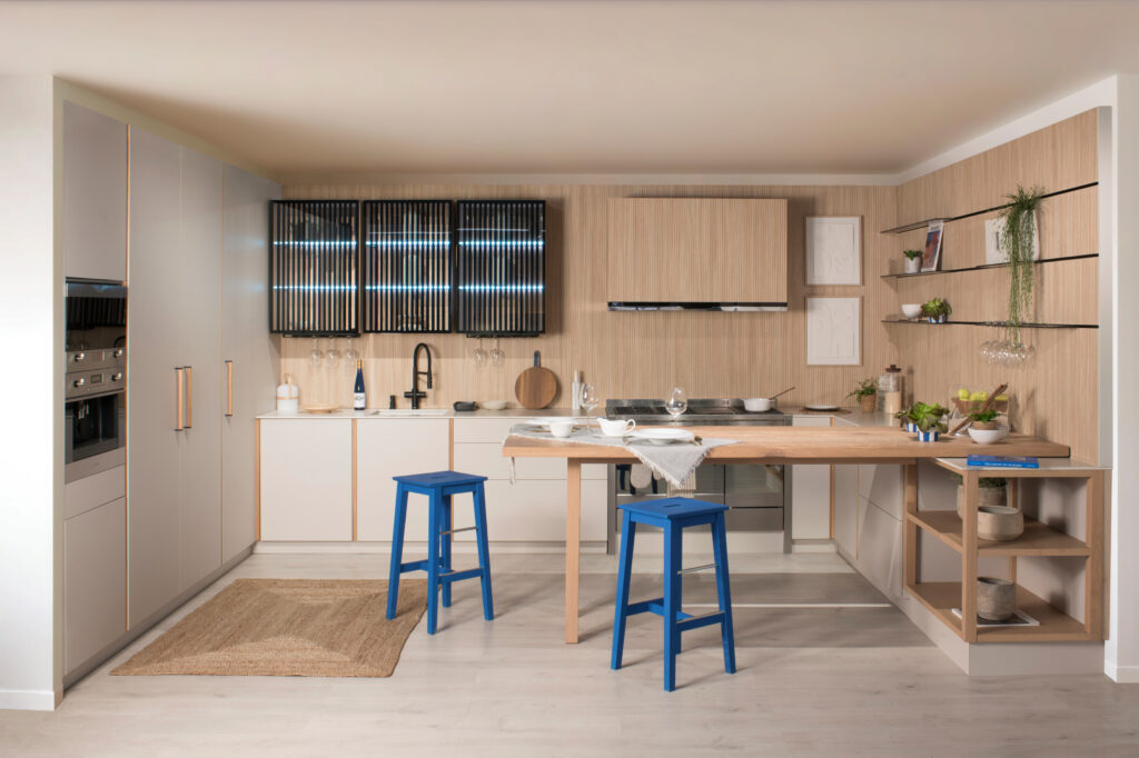 Cocina blanca con isla Delta
