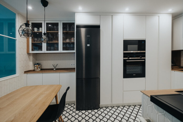 EL RINCÓN PERFECTO PARA LOS DEBERES: CÓMO INTEGRAR UN ESPACIO DE ESTUDIO EN COCINAS ABIERTAS