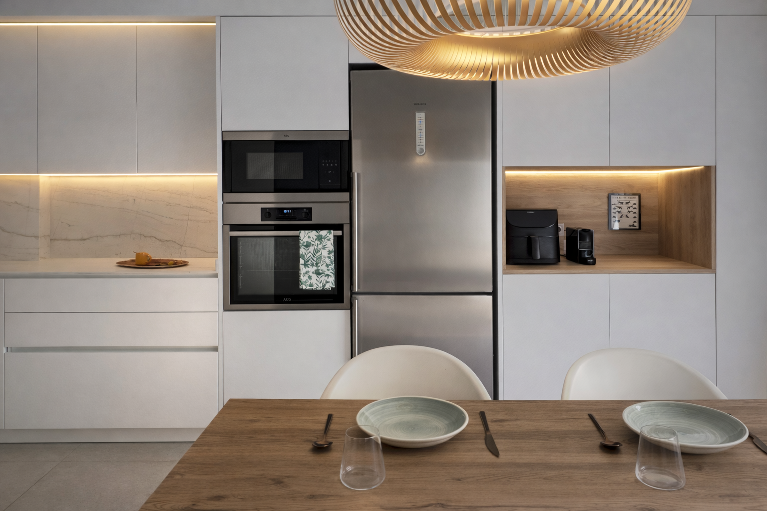 ILUMINACIÓN ESTRATÉGICA: LUCES QUE TRANSFORMAN TU COCINA