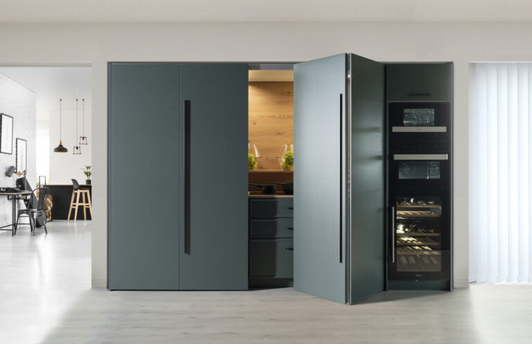 ¿QUÉ SON LAS PUERTAS ESCAMOTEABLES Y CÓMO INTEGRARLAS EN TU COCINA?