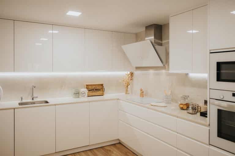 COCINA BLANCA, CÓMO DARLE CALIDEZ SIN QUE RESULTE FRÍA NI ABURRIDA